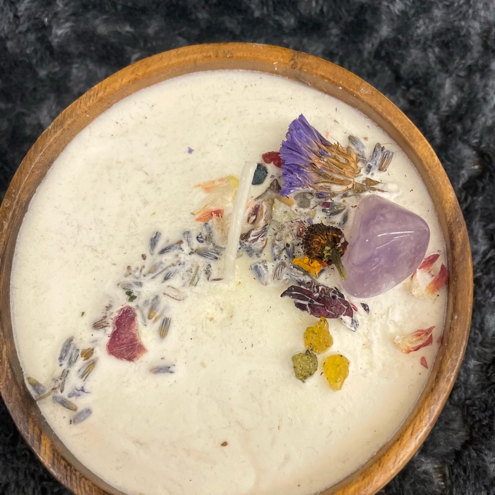 Hand made Soy Candle with dry flowers and Amethyst Stone
